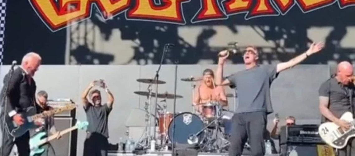 Tony Hawk canta música de Pro Skater com a banda Goldfinger