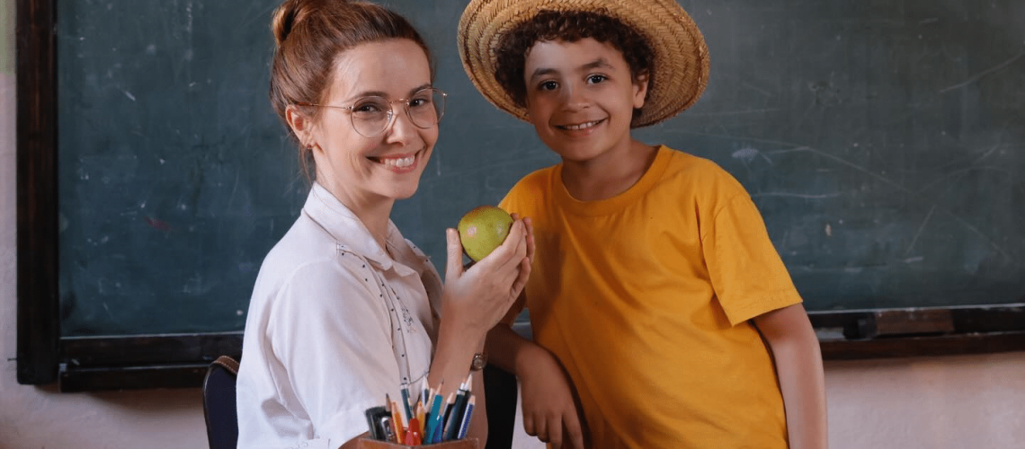 Débora Falabella como professora Marocas e Isaac Amendoim como Chico Bento