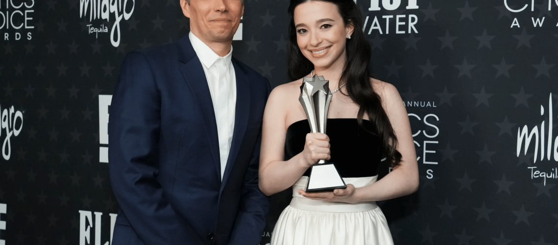 Sean Baker e Mikey Madison, diretor e protagonista de Anora, respectivamente, posam com a estatueta do Critics' Choice Awards. Foto: Jordan Strauss/Invision/AP.