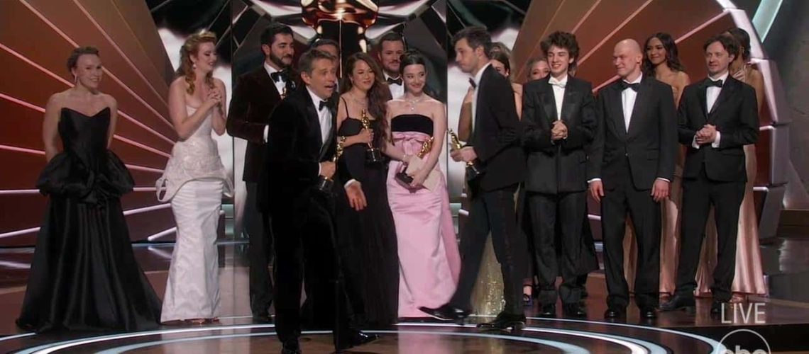 Elenco e equipe de Anora recebem o Oscar 2025 de Melhor Filme. Foto: ABC7