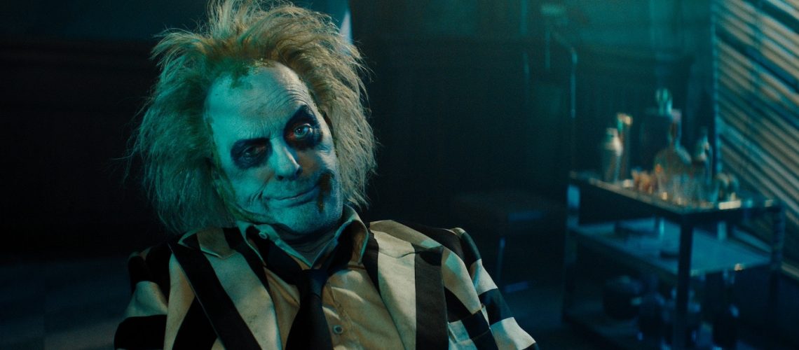 Michael Keaton como Beetlejuice em Os Fantasmas Ainda se Divertem (2024). Distribuição: Warner Bros. Pictures.