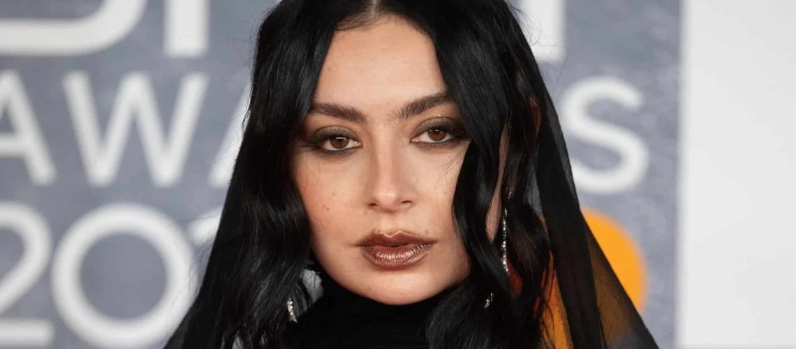 Charli XCX pode estrelar adaptação de As Crônicas de Nárnia
