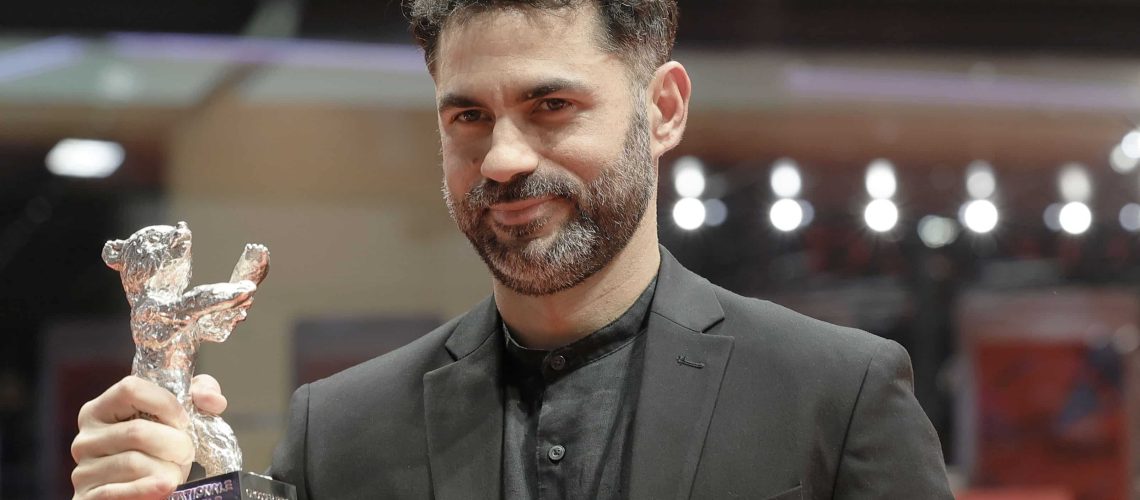 O diretor brasileiro Gabriel Mascaro com o Urso de Prata na mão após vencer o Grande Prêmio do Júri do Festival Internacional de Cinema de Berlim. Foto: Elena Ternovaja