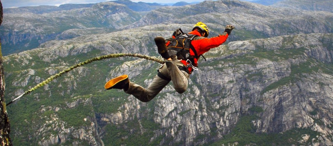 homem pulando de montanha, bungee jumping