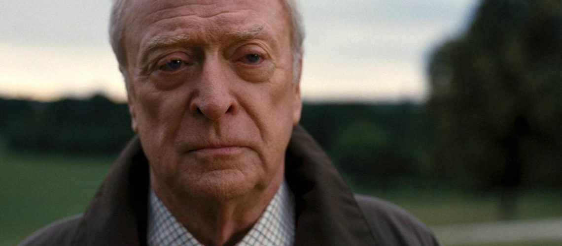 Michael Caine como Alfred em em trilogia Batman: O Cavaleiro das Trevas