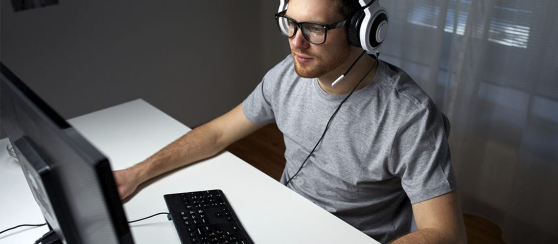 Homem jogando jogos de computador